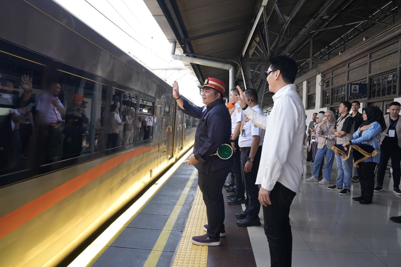 Kawendra Bersama Ivan Seventeen melepas mudik Gratis Mas Kawe di Stasiun Senen 