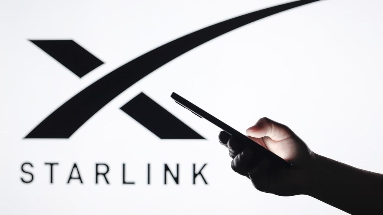 Komdigi Ancam Cabut Izin Starlink jika Gunakan Perangkat Jelajah Bergerak