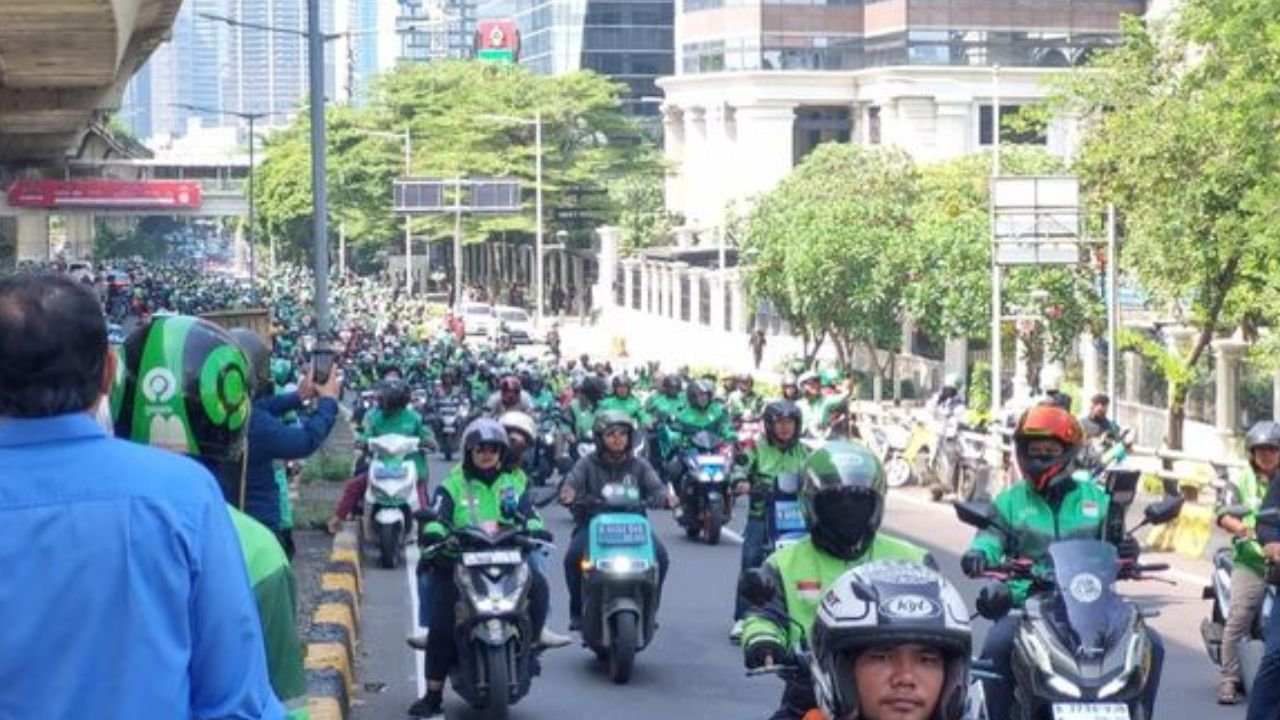 Ribuan Ojol Iringi Pemakaman Affan Kurniawan, Korban Terlindas Rantis Brimob