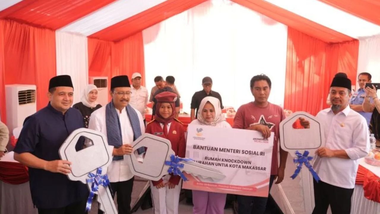 Kemensos Serahkan 20 Rumah Knockdown untuk Nelayan di Makassar