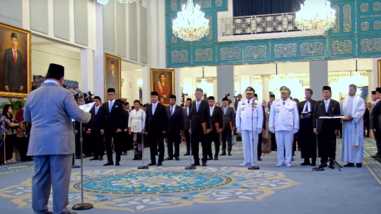 Prabowo Lantik 25 Pejabat Baru, Termasuk Wamen dan Gubernur Papua