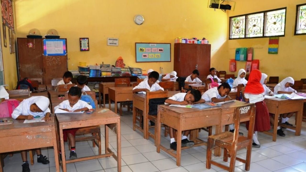 Mendikdasmen Wajibkan Coding, AI, dan Bahasa Inggris di Sekolah Mulai 2027