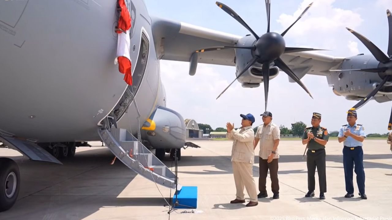 Prabowo Serahkan Pesawat Angkut Airbus A400M kepada TNI