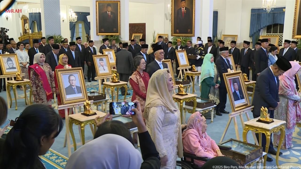 Prabowo Anugerahkan Gelar Pahlawan Nasional kepada Soeharto, Gus Dur, dan 8 Tokoh Lainnya