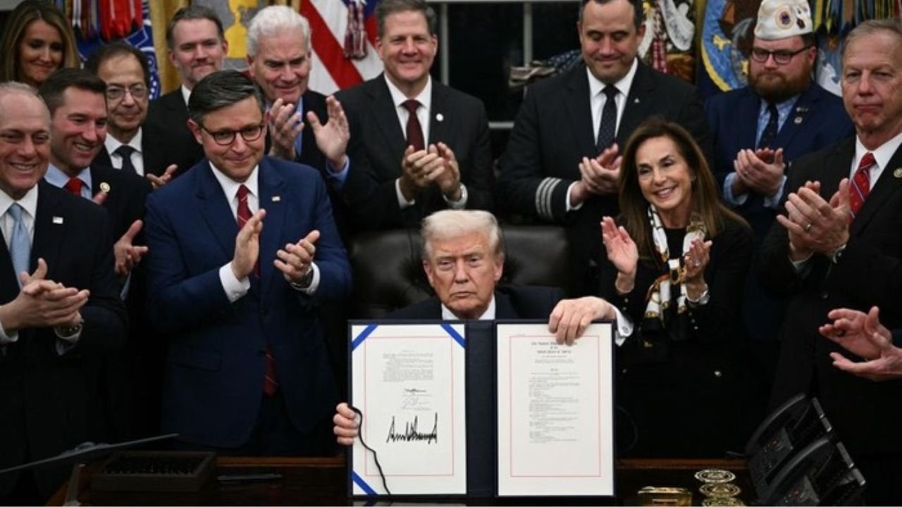 Trump Tandatangani RUU, Shutdown Pemerintah AS Selama 43 Hari Berakhir