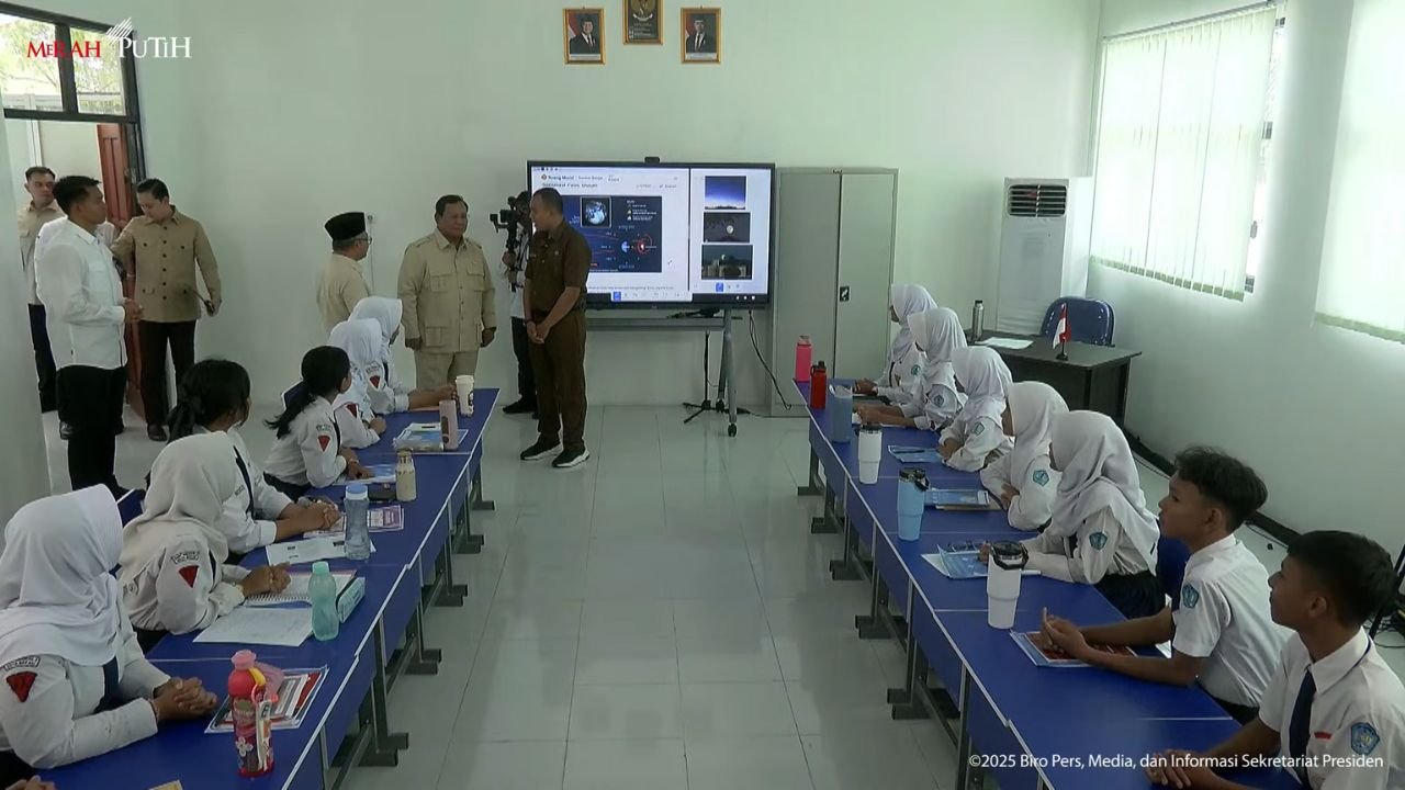 Prabowo Resmikan Program Smartboard Nasional, 75 Persen Sekolah Sudah Terima Perangkat
