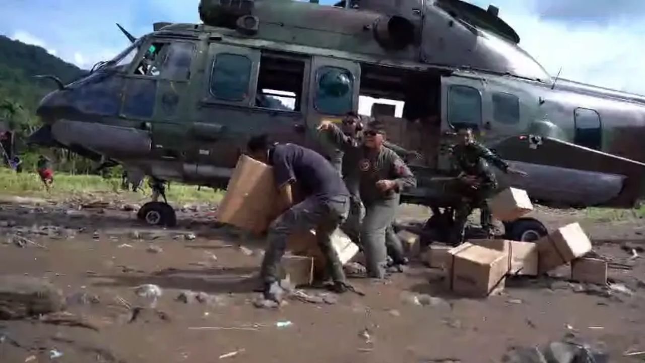 Jalur Darat Terputus, TNI Kirim 1,5 Ton Bantuan untuk Korban Banjir Aceh Pakai Helikopter