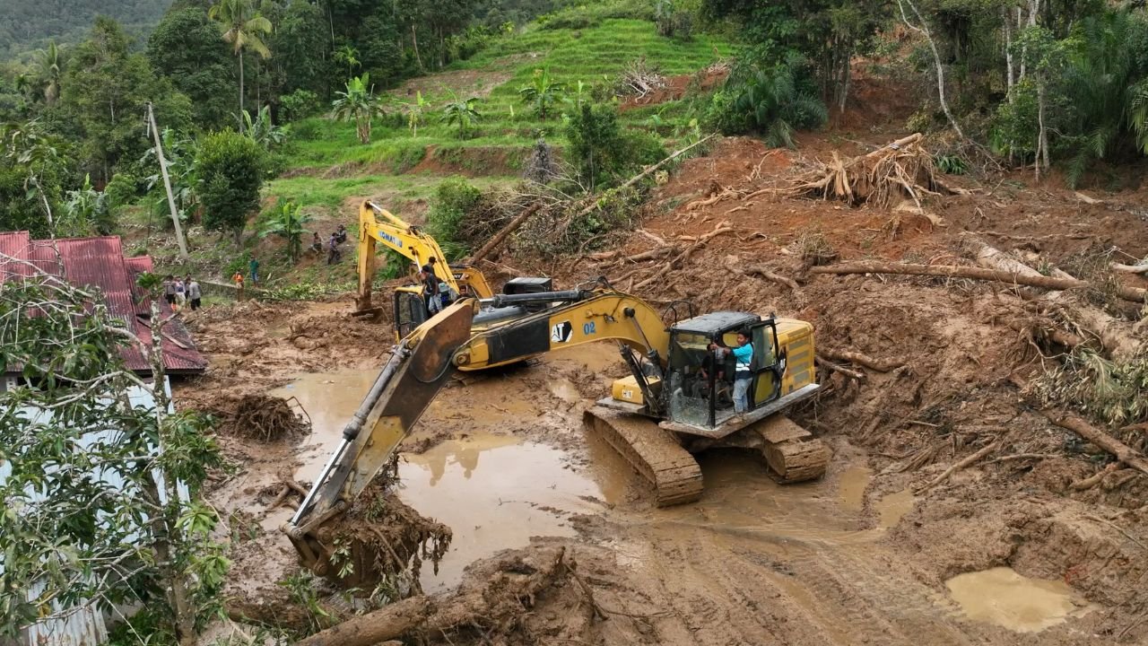 BNPB dan Pemda Kerahkan Alat Berat Perbaiki 555 Titik Jalan Rusak Akibat Banjir