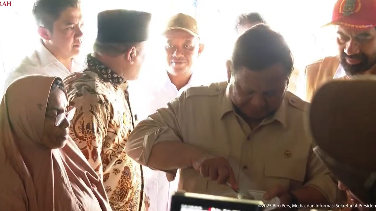 Prabowo Peluk Pengungsi Bireuen yang Menangis, Ikut Cicip Nasi Ikan Tongkol di Dapur Umum