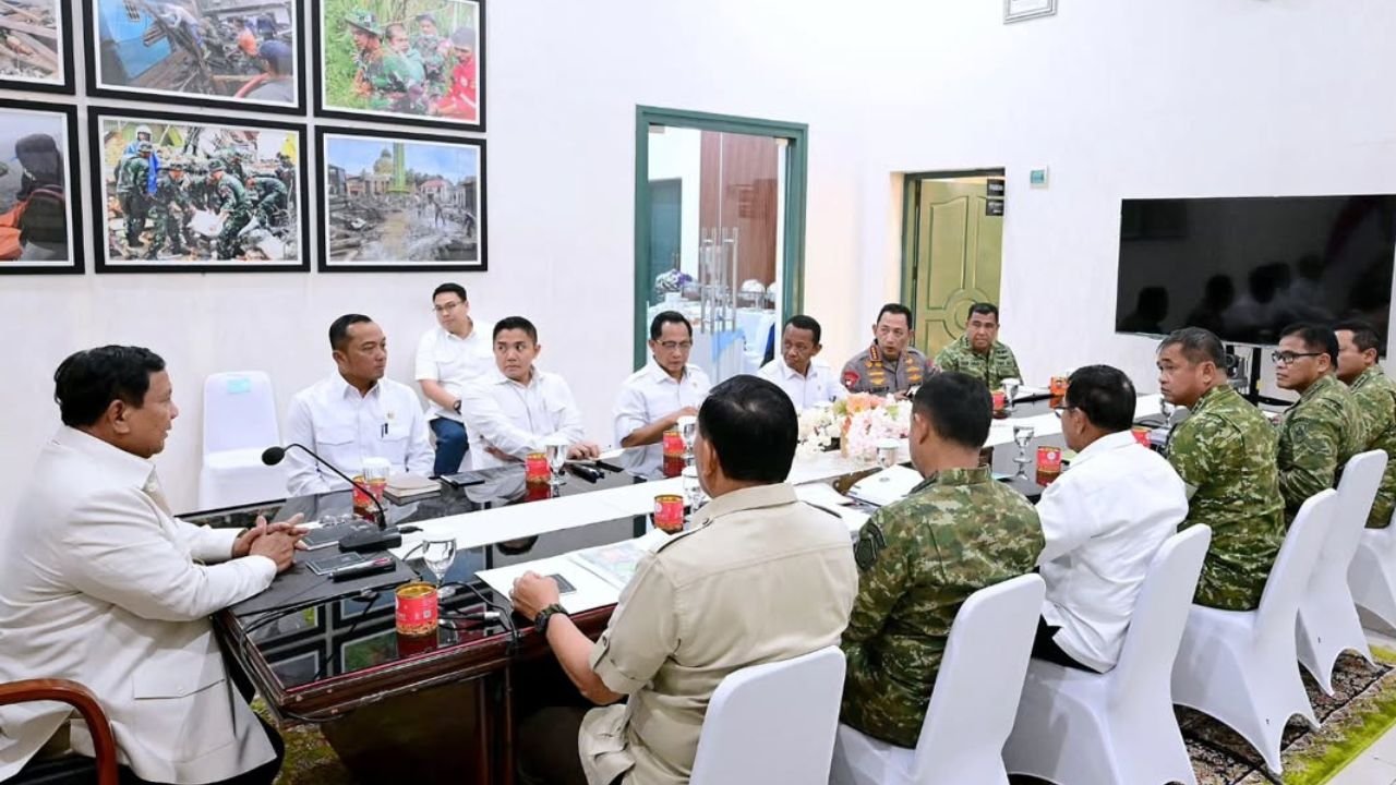 Prabowo Gelar Rapat Terbatas Begitu Tiba di Sumbar, Bahas Penanganan Bencana Banjir dan Longsor