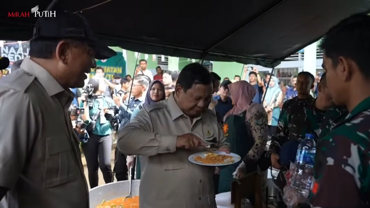 Presiden Prabowo Kunjungi Posko Pengungsian Banjir Agam, Sempat Cicipi Hidangan di Dapur Umum