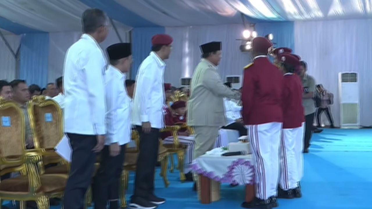 Prabowo Resmikan 166 Sekolah Rakyat, Terima Novel Karya Siswa