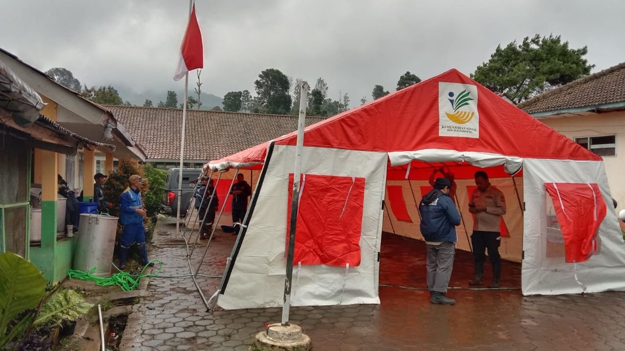 Kemensos Salurkan Bantuan Logistik untuk Korban Longsor Bandung Barat