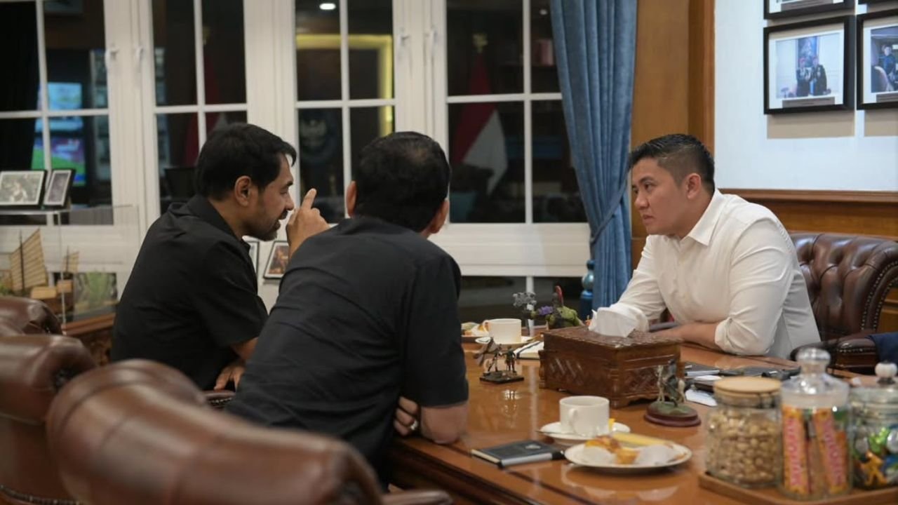 Sekab Teddy Indra Wijaya Bahas Pemulihan Pascabencana Aceh dengan Gubernur Muzakir Manaf