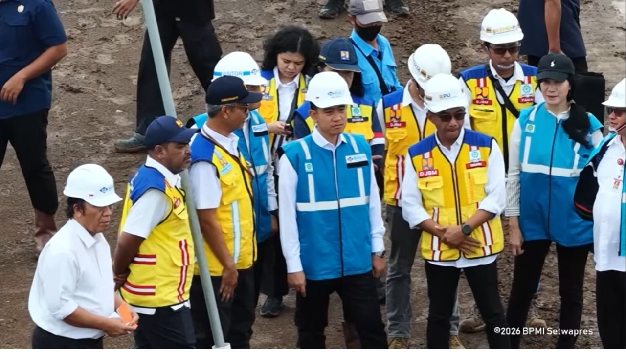 Gibran Tinjau Proyek Tol Semarang-Demak yang Berfungsi Ganda sebagai Tanggul Laut