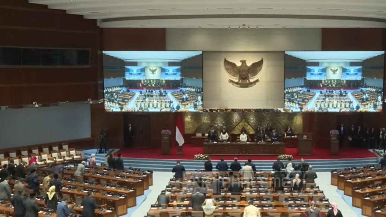 Paripurna DPR: MKMK Tidak Berwenang Proses Laporan soal Penetapan Adies Kadir sebagai Hakim MK