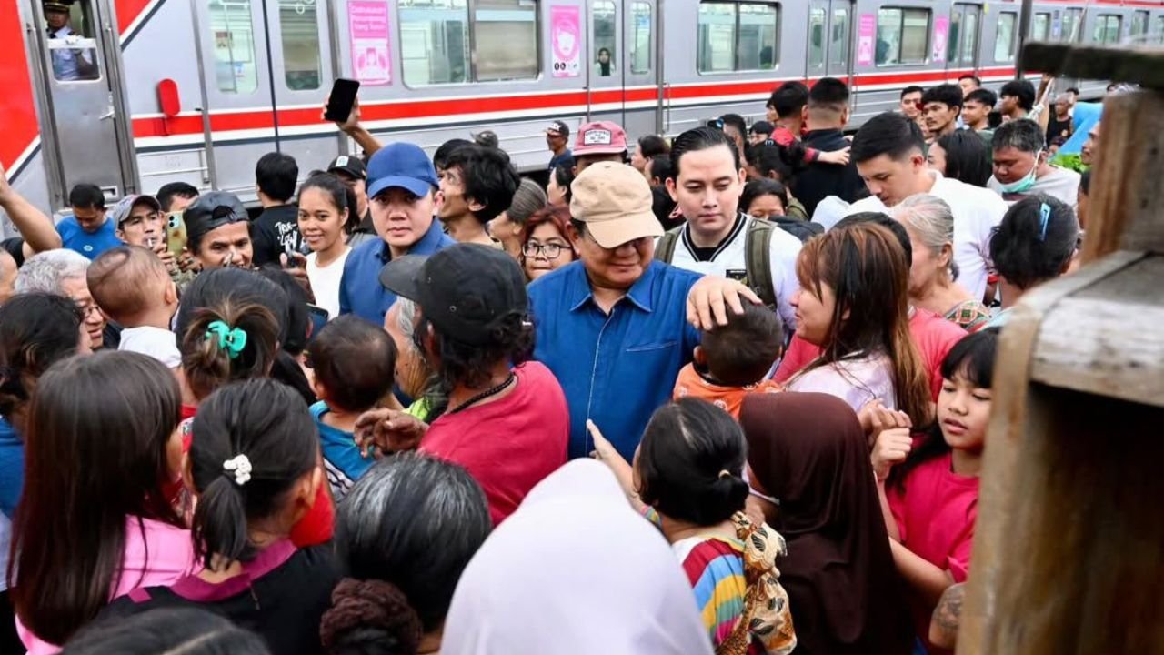 Presiden Kunjungi Warga Bantaran Rel Kereta Api di Senen Secara Mendadak