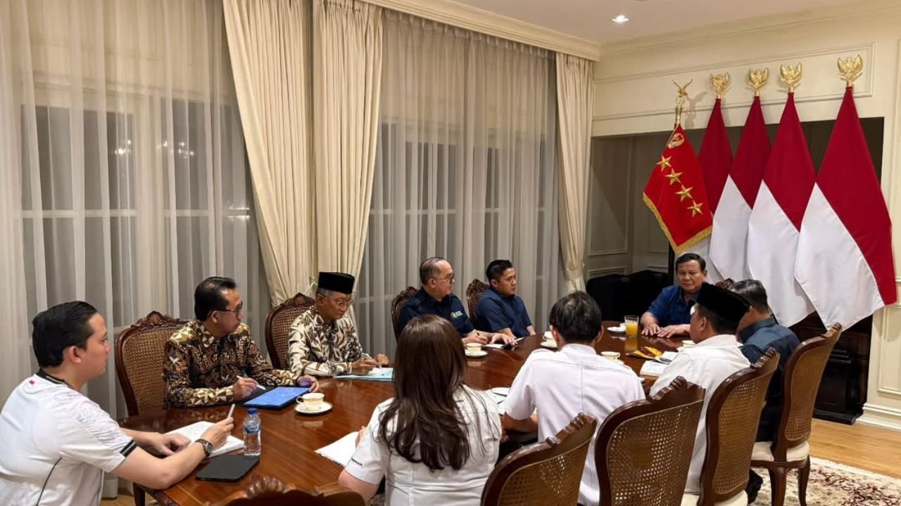 Presiden Prabowo Langsung Gelar Rapat Usai Blusukan di Pinggir Rel Senen, Perintahkan Bangun Hunian Layak
