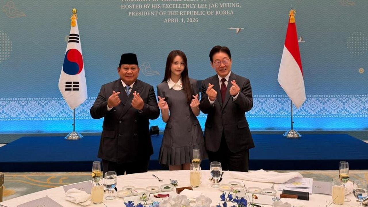 Prabowo dan Presiden Korsel Pose Finger Heart Bareng Carmen Hearts2Hearts di Blue House