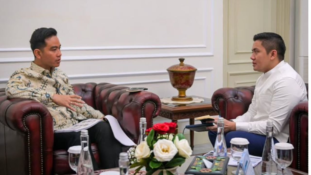 Seskab Teddy Temui Wapres Gibran 1,5 Jam di Istana, Bahas Perkembangan Terkini Indonesia