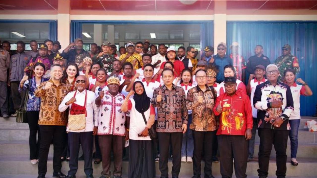 Ferry Juliantono Resmikan Koperasi Desa Merah Putih di Kampung Terpencil Mimika, Jadi Percontohan Nasional