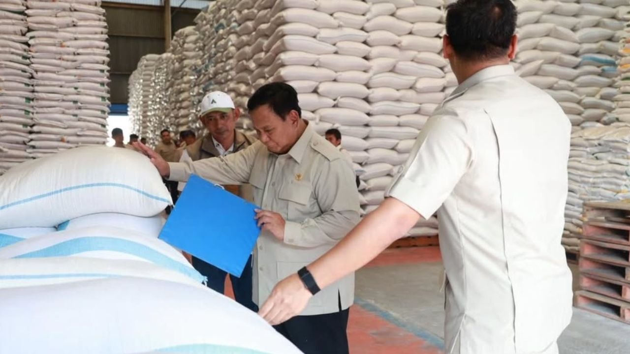 Sidak Gudang Bulog di Magelang, Presiden Prabowo Pastikan Stok Beras Aman dan Siap Salur