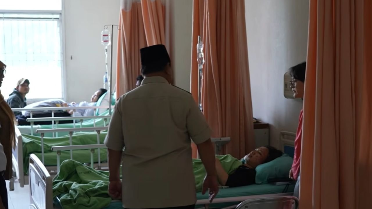 Prabowo Kunjungi Korban Tabrakan Kereta Api di RSUD Bekasi, Sampaikan Belasungkawa