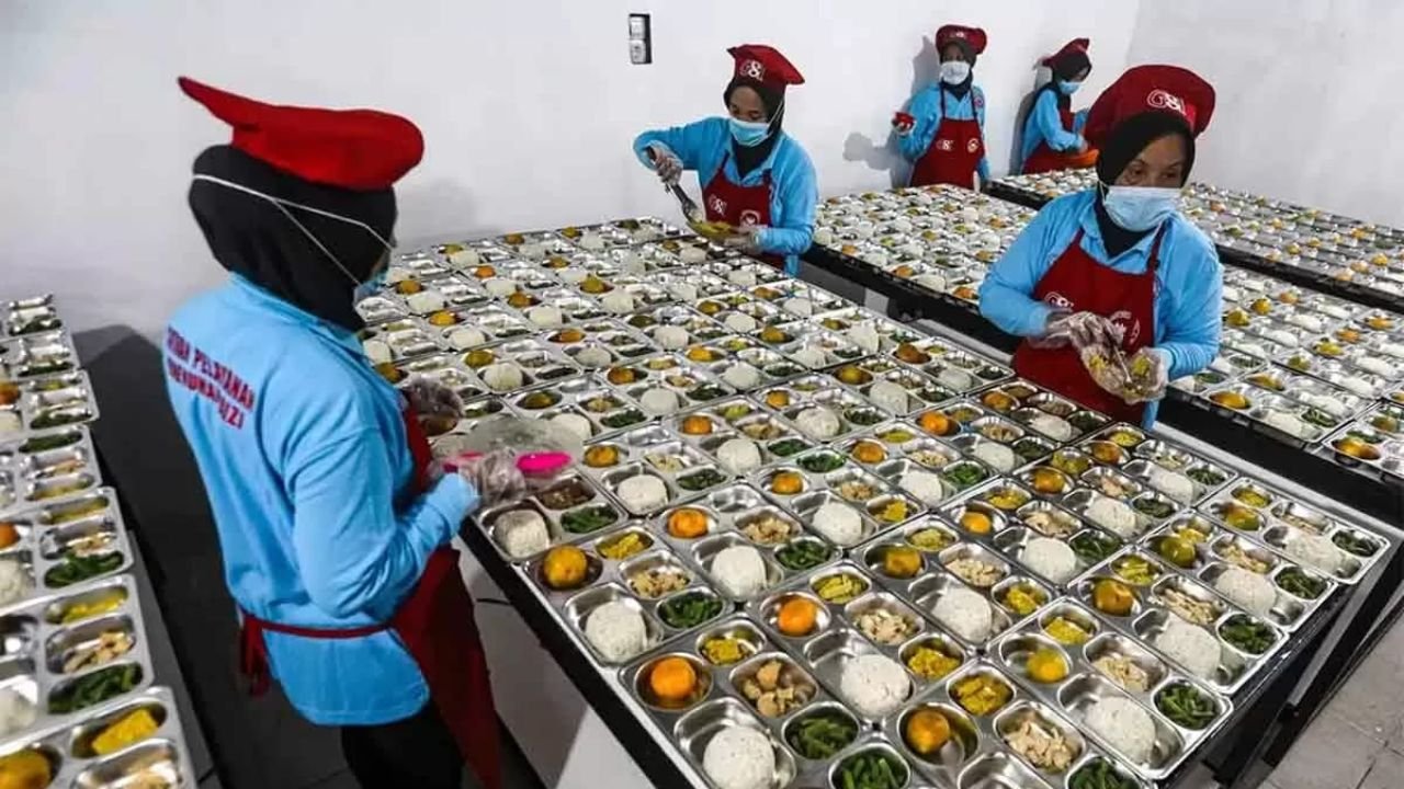 MBG Distribusikan 8 Miliar Porsi, Sasar 61,9 Juta Penerima Per Hari