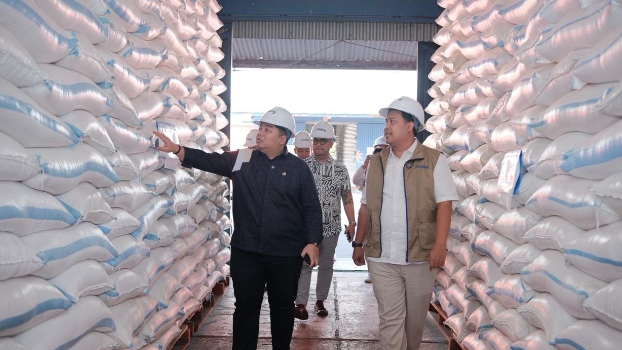Tinjau Bulog Lumajang, Anggota DPR Kawendra Pastikan Stok Beras Melimpah dan Panen Petani Terserap
