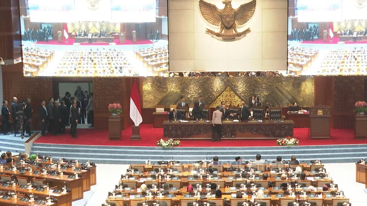 DPR Sahkan Revisi UU Polri, Usia Pensiun Polisi Diperpanjang