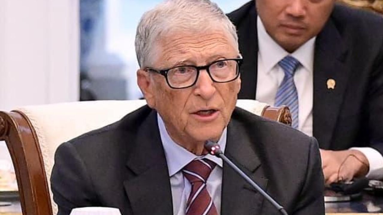 Bill Gates sebut orang berniat buruk yang memakai AI sebagai ancaman paling berbahaya saat ini